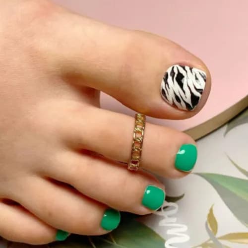 Pedicure z pielęgnacją stóp i paznokci