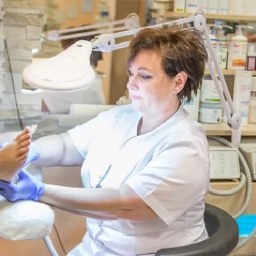 Klasyczny pedicure zapewniający zadbany wygląd stóp