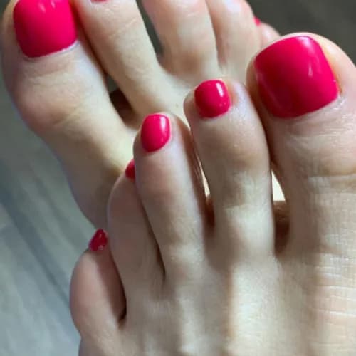Pedicure klasyczny z polerowaniem paznokci i masażem stóp