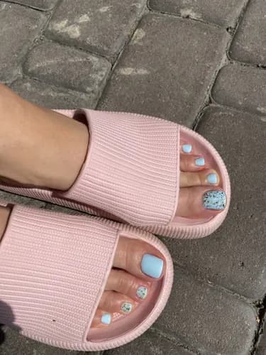 Podstawowy pedicure nadający paznokciom zadbany wygląd