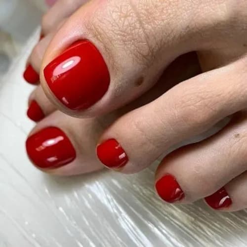Pedicure z usuwaniem zrogowaceń i przycinaniem paznokci