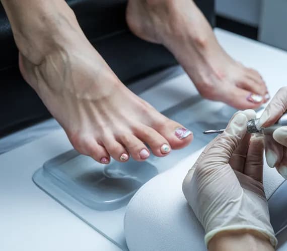 Pielęgnacja paznokci stóp za pomocą aparatury