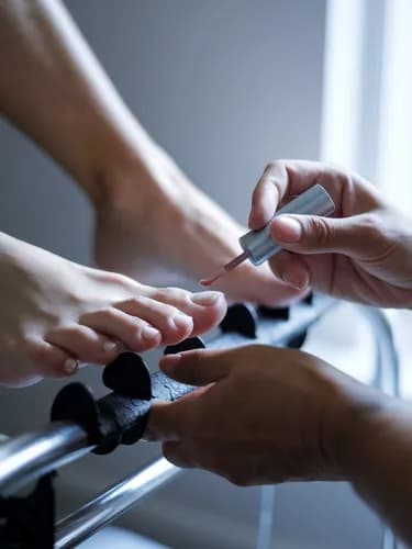 Pielęgnacja paznokci stóp bez użycia ostrych przedmiotów