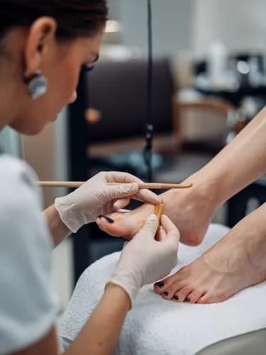 Terapeutyczna pielęgnacja stóp i płytek paznokciowych