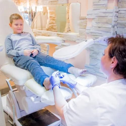 Pedicure rewitalizujący płytki paznokciowe i powierzchnie stóp
