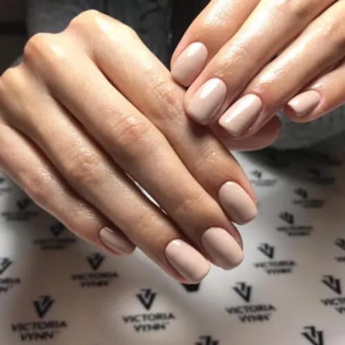 Manicure pielęgnacyjny w salonie