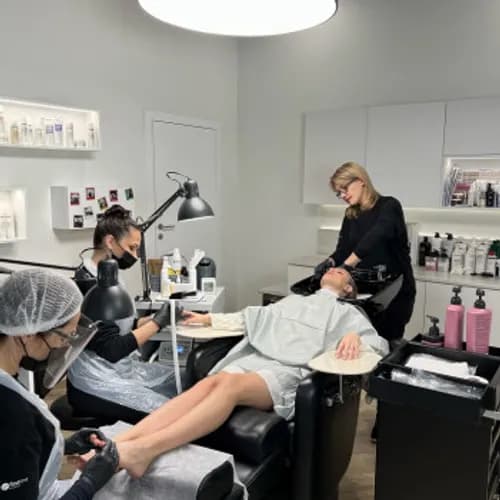 Elegancki manicure klasyczny dla idealnych dłoni