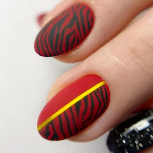 Manicure klasyczny - idealna równowaga stylu i pielęgnacji.