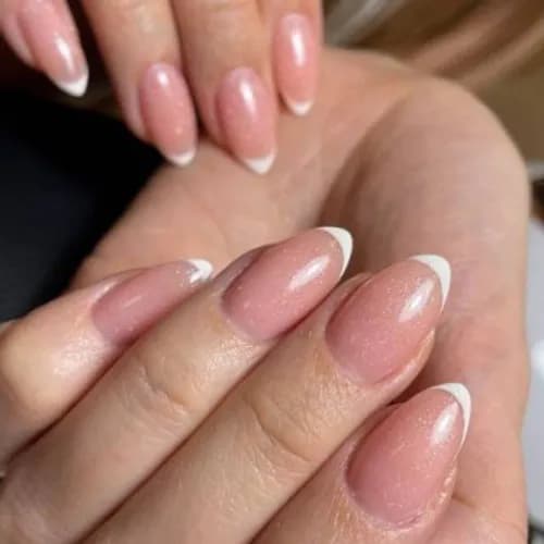 Lekkość i elegancja w każdym klasycznym manicure.