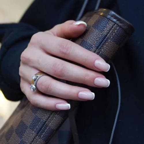 Легкість та елегантність у кожному класичному манікюрі