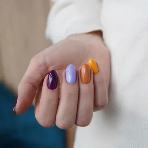 Lekkość i elegancja w każdym klasycznym manicure.