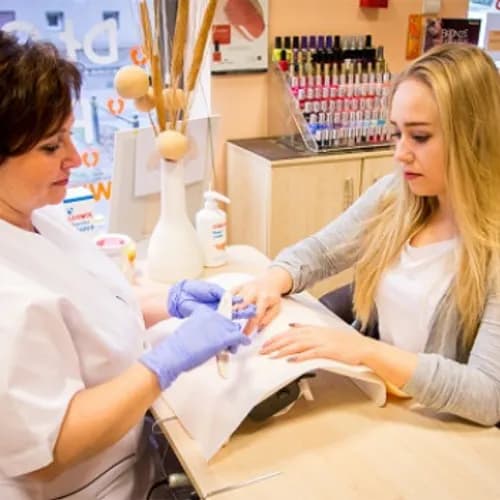 Klasyczny manicure z doświadczeniem