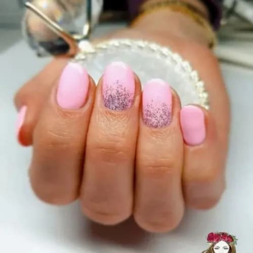 Manicure kombinowany w rękach mistrza