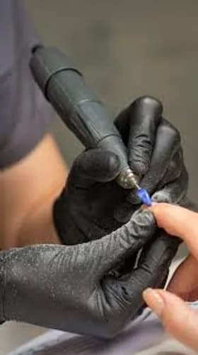 Зняття лаку з нігтьової пластини