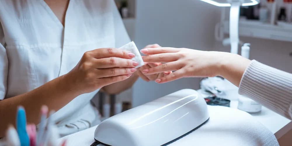 Usuwanie trwałego żelkotu z płytki paznokcia