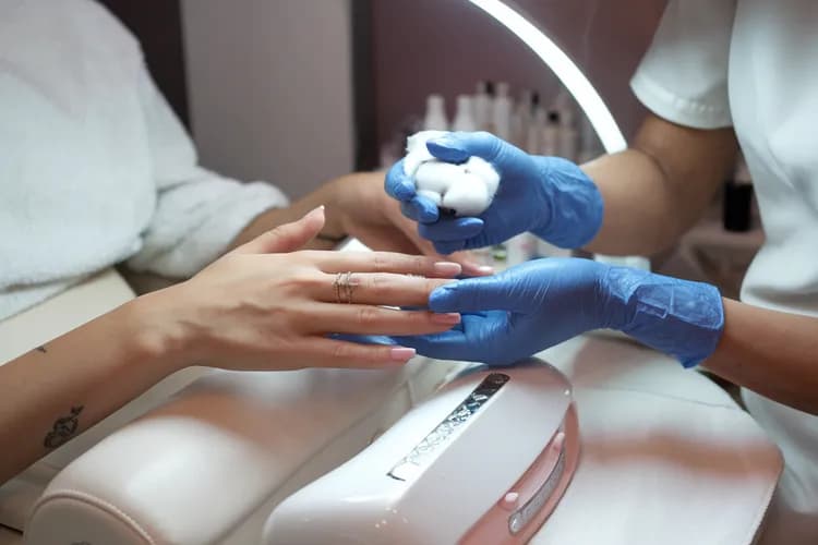Usuwanie warstwy żelu do manicure z powierzchni paznokcia