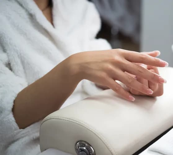 Czyszczenie paznokci ze starego lakieru żelowego