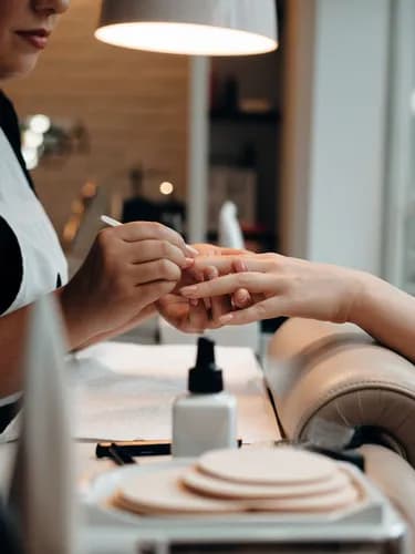 Czyszczenie paznokci ze starej powłoki w celu odnowienia manicure