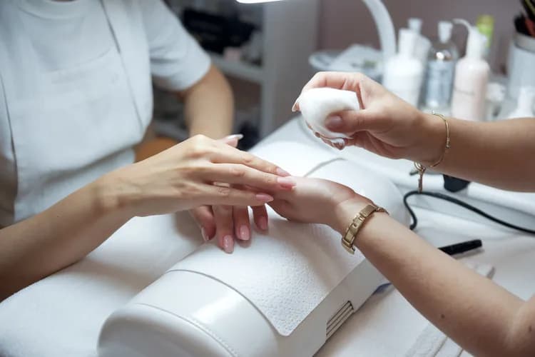 Mechaniczne usuwanie manicure żelowego