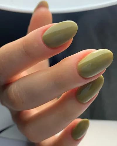 Вибери послугу-покриття нігтів лаком і яскраві фарби змінять твоє життя.