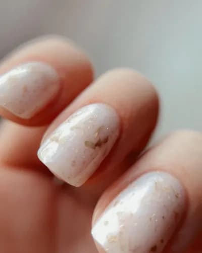 Modny manicure z lakierem