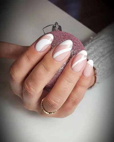 Chcesz zajrzeć do świata piękna i podkreślić swój wizerunek? Wybierz usługę lakierowania paznokci.