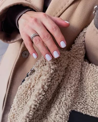 Wybierz usługę lakierowania paznokci i poczuj się w 100%.