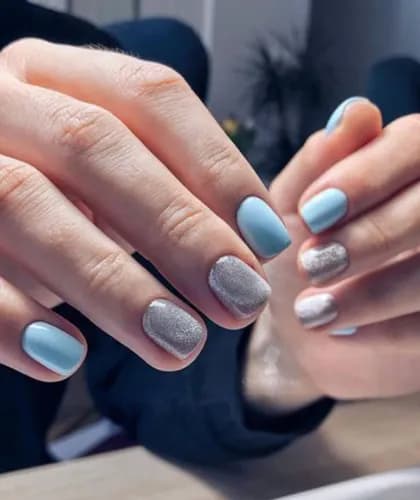 Modne paznokcie z błyszczącym lakierem