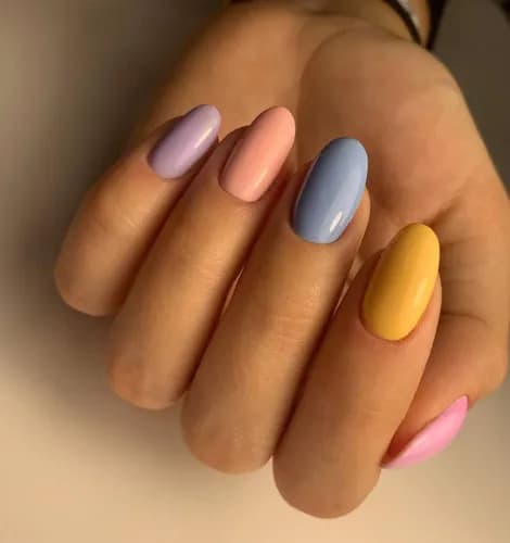 Покрытие ногтей лаком - услуга, которая поднимает настроение.