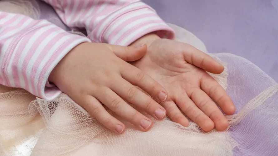 Manicure dla dzieci - bezpieczne i wysokiej jakości lakiery dla delikatnych dłoni.
