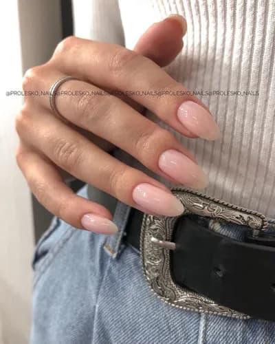 Szczegóły sprawiają, że wygląd jest doskonały! Wybierz usługę manicure kwasowego.