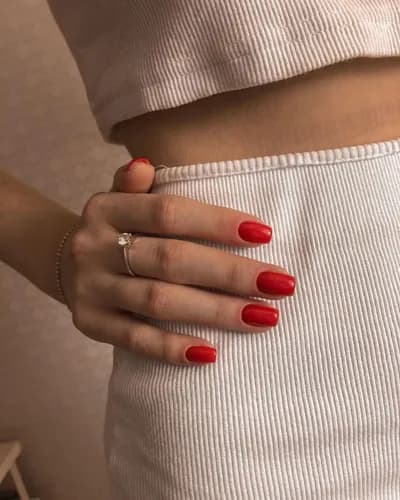 Szczegóły sprawiają, że wygląd jest doskonały! Wybierz usługę manicure kwasowego.