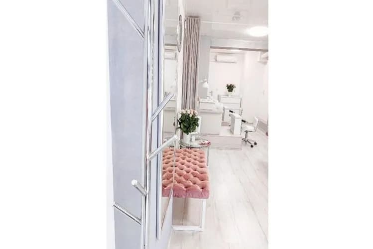 Стильный педикюр с гель-лаком