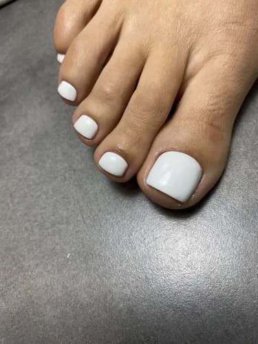 Trwały pedicure z lakierem hybrydowym
