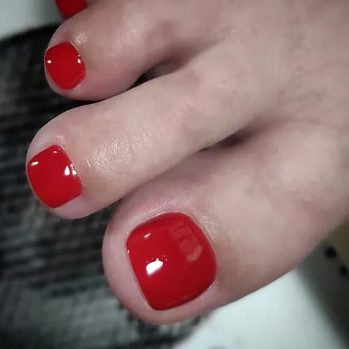 Estetyka stóp z lakierem hybrydowym