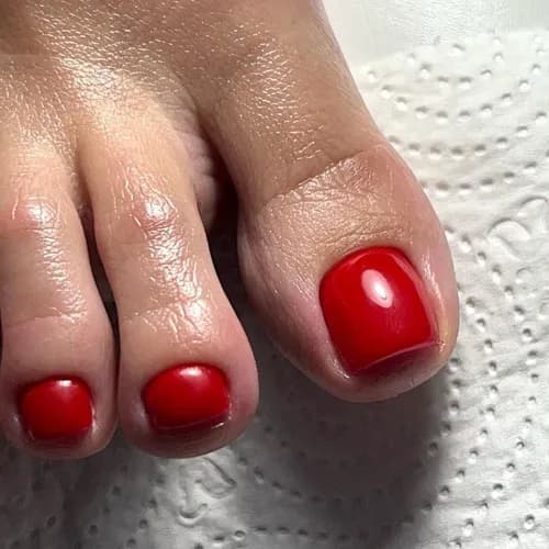 Классический педикюр с лаком