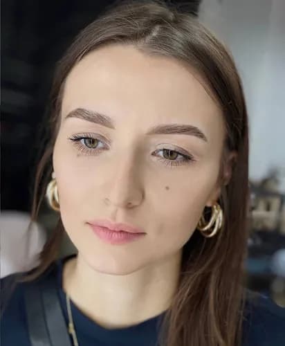 Pęseta i doskonałe brwi