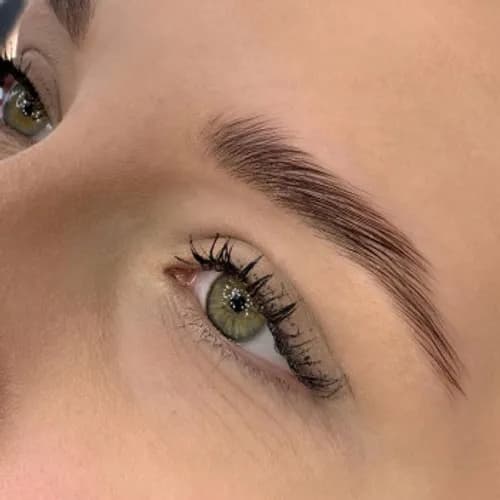 Pigmentacja brwi henną