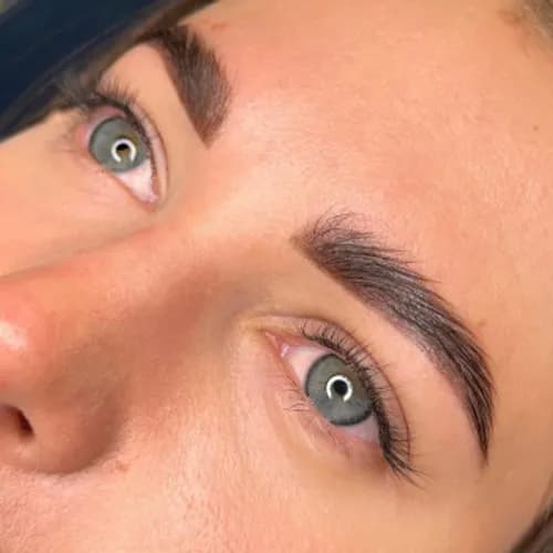 Naturalna technika barwienia brwi