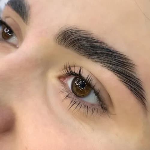 Nadawanie brwiom pełności za pomocą barwnika