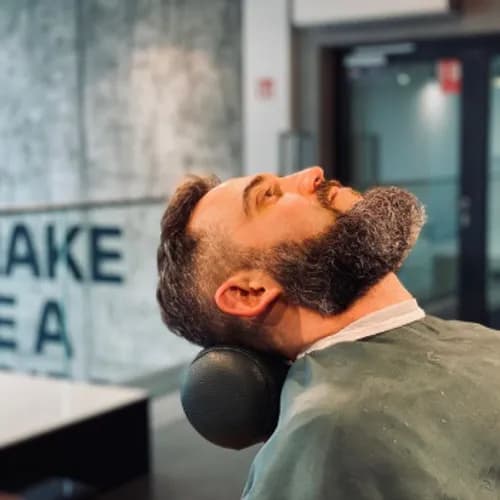 Stylizacja brody i wąsów