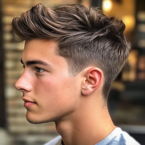 Praca fryzjera z włosami