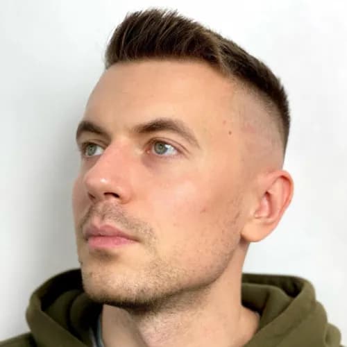 Stylowa krótka fryzura dla mężczyzn