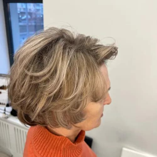 Dodanie włosom objętości poprzez rozjaśnienie pasemek