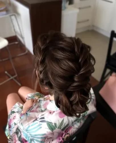 Klasyczna fryzura na studniówkę