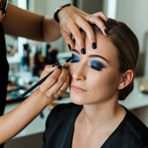 Delikatny makijaż wieczorowy w salonie