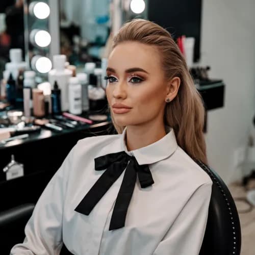 Makijaż wieczorowy w delikatnych kolorach wykonany przez stylistkę