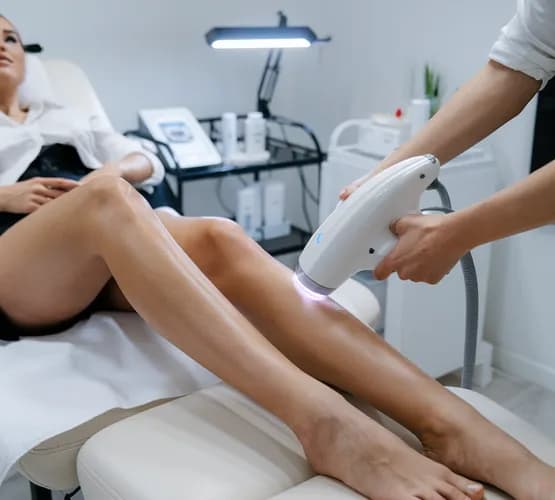 Gładkość na każdym kroku: depilacja laserowa goleni