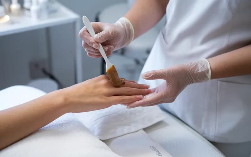 Pozbądź się owłosienia na rękach dzięki szugaringowi