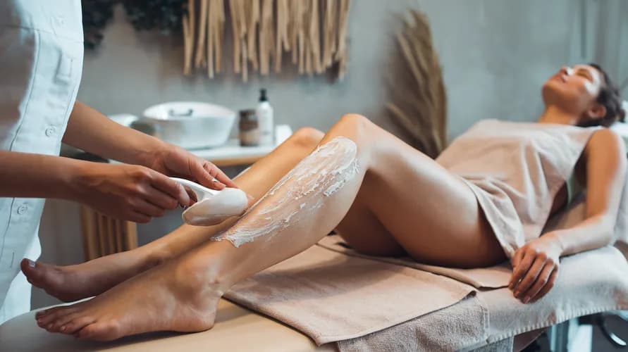 Nieskazitelnie gładkie nogi - shugaring dla Ciebie